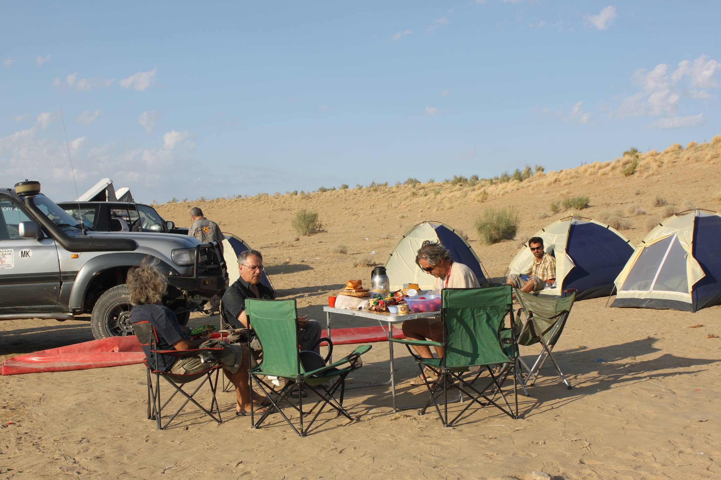 turkmenistan, kamperen in de karakum woestijn.jpg